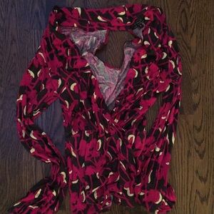 Tbags Los Angeles pink & black cross vneck top sm